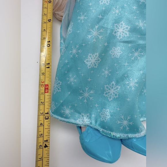 Disneys Singing Frozen Princess Elsa Doll - Picture 9 of 10